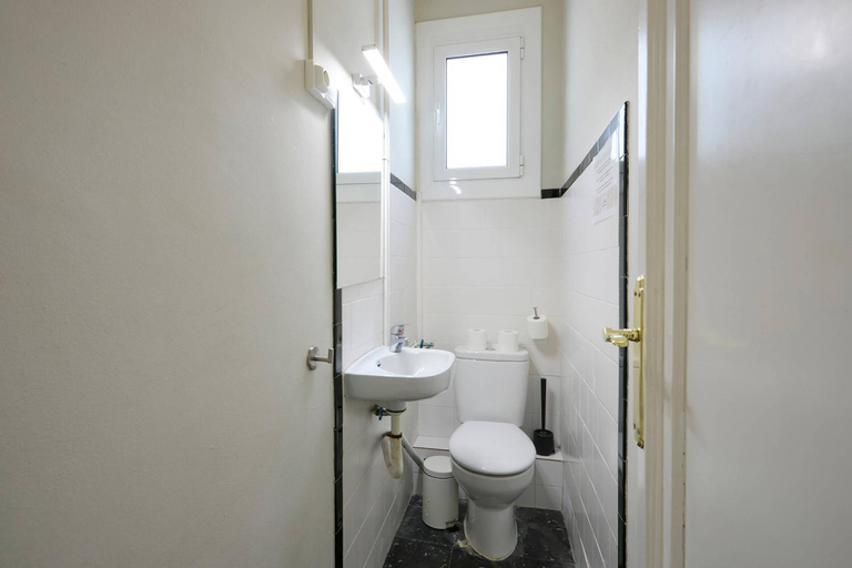 Bathroom 3, 63par1016 Large and bright apartment in Paralel, Barcelona