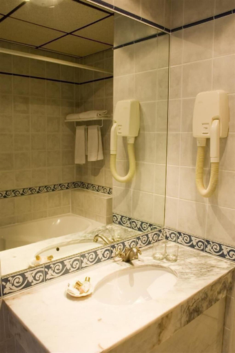 Bathroom 4, Hotel des 4 Soeurs, Gironde