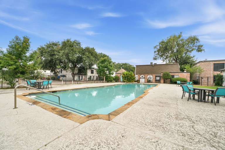 Pool 5, Houston 2BR Apartment Sleeps 6, Houston