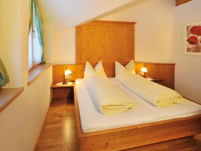 Room 5, Alpine Holiday Apartment Near a Lake, Schwaz