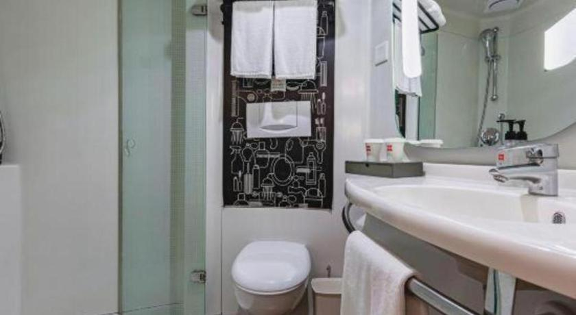 Bathroom 4, Ibis Ya An Langqiao, Ya'an
