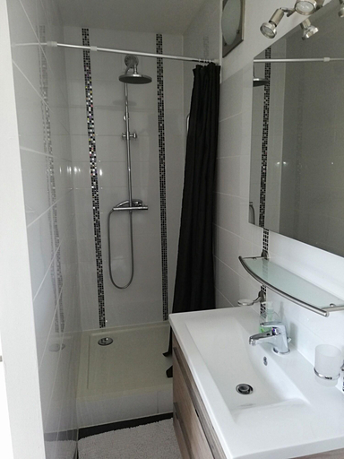 Bathroom 4, Residence Marie Tha Rese, Bruxelles