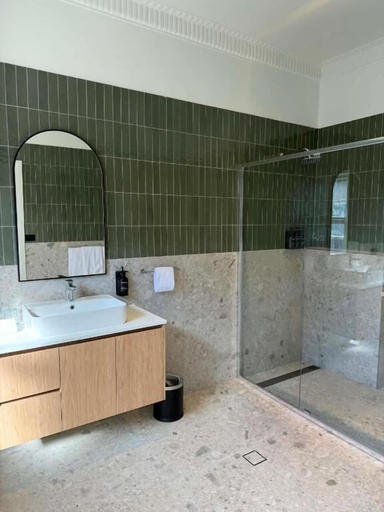 Bathroom 5, Tourist Hotel Queanbeyan, Queanbeyan