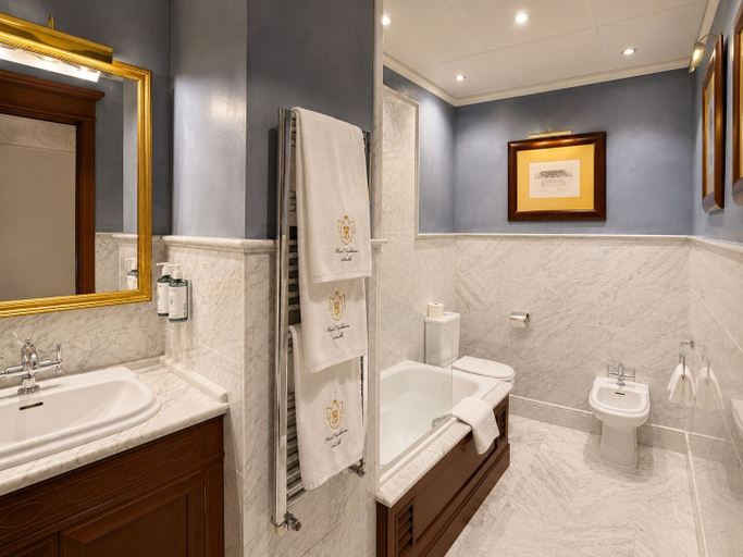 Bathroom 5, Hotel Inglaterra Sevilla, Sevilla