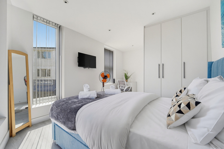 Room 5, 2-Bed with Balcony in Northfields -Apt 2, London