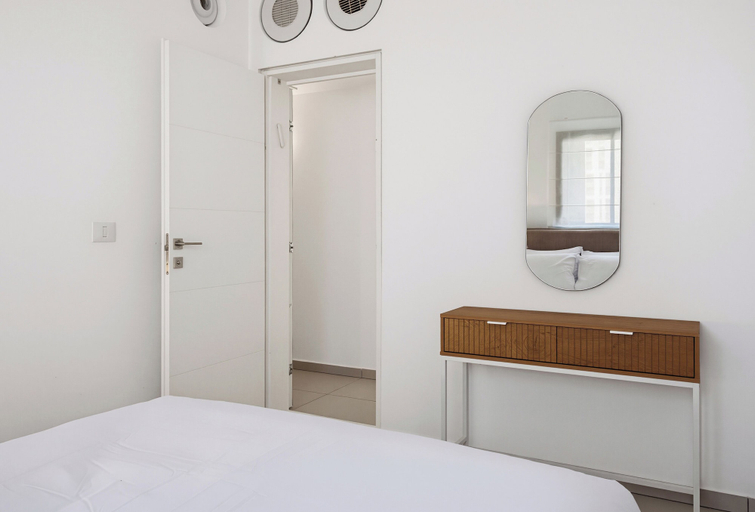 Room 2, Cozy & Spacious 3BR with Balcony & Mamad