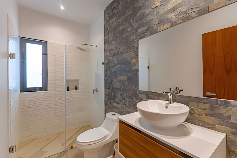 Bathroom 4, oasis yaaxlum, Cozumel