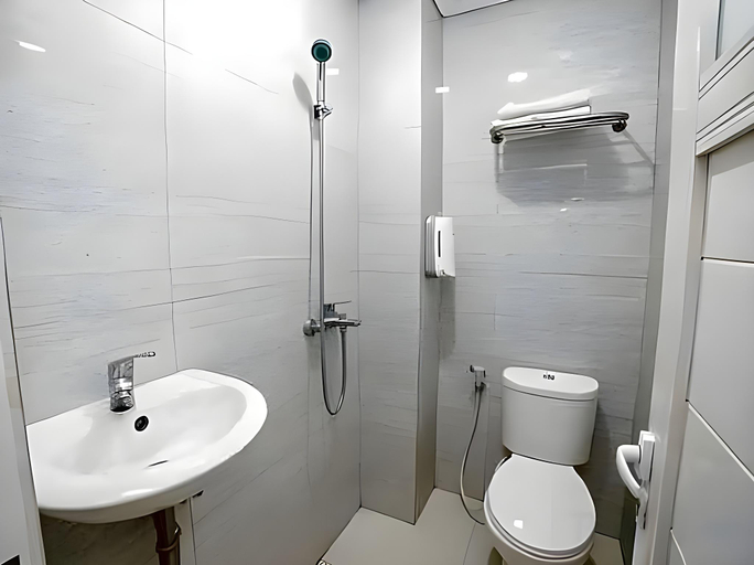 Bathroom, Hotel Kalisma by Alia, Jakarta Pusat