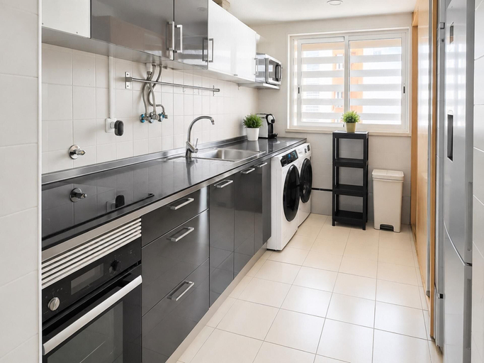 Private kitchen 5, Spacious Lisbon Apartment With 4 Bedrooms, Lisbon