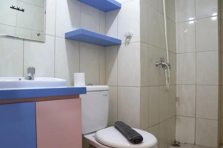 Bathroom 5, Comfort And Cozy 2Br At Springlake Summarecon Bekasi Apartment, Bekasi