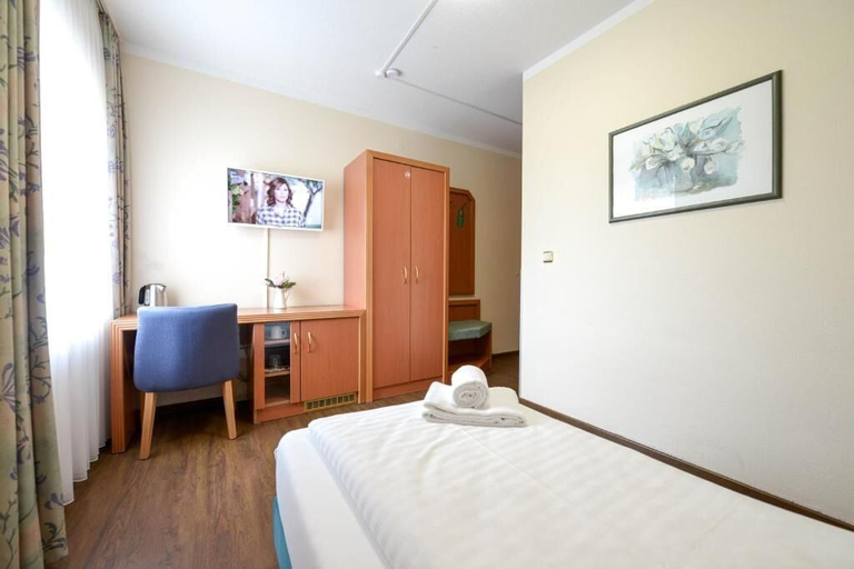 Bedroom 3, Hotel Opal, Region Hannover