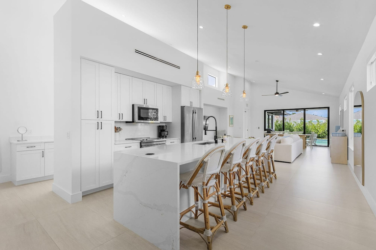 Room 3, Modern Naples Beach Home Pool Hot Tub 2 Master Suites, Collier