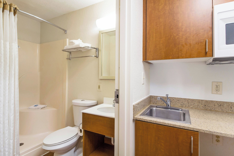Bathroom 4, HomeTowne Studios by Red Roof Houston - West Oaks/ Energy Corridor, Houston