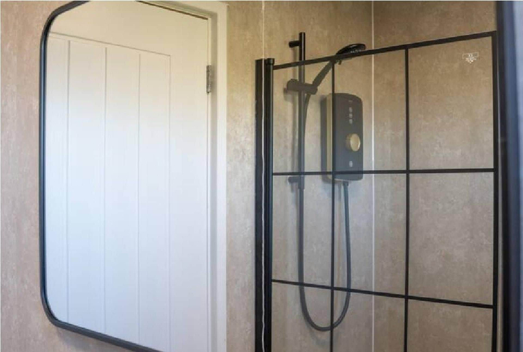 Bathroom 2, 2 Bed House - Sleeps 4 - Parking - Wifi, Staffordshire