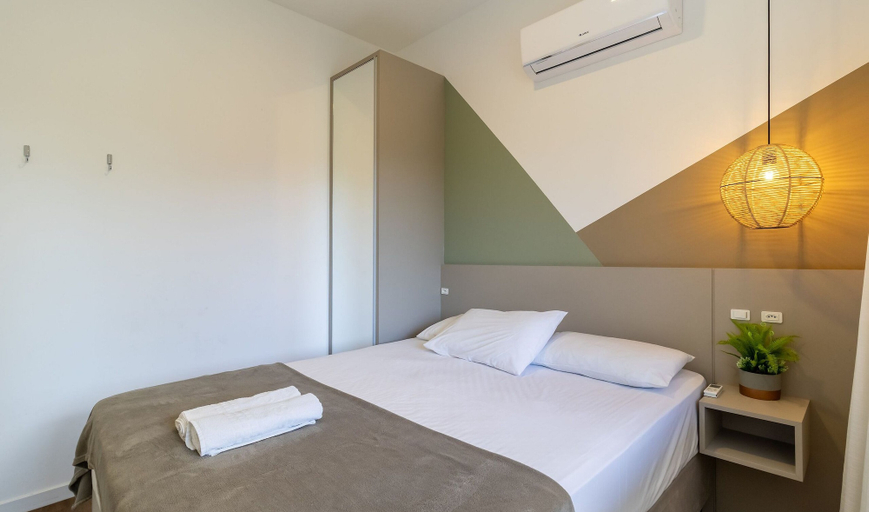 Room 5, Apt w/ Jacuzzi 350m From Sea in Bombinhas Vec117, Bombinhas