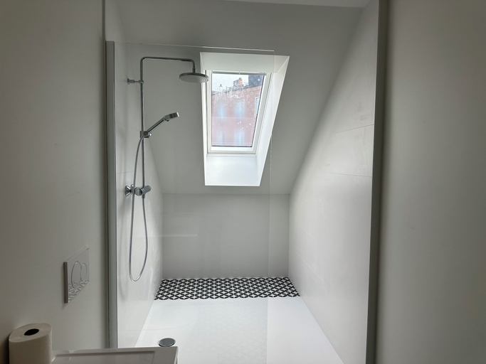 Bathroom shower, Self Check in 2 Bedroom in Brussels, Bruxelles