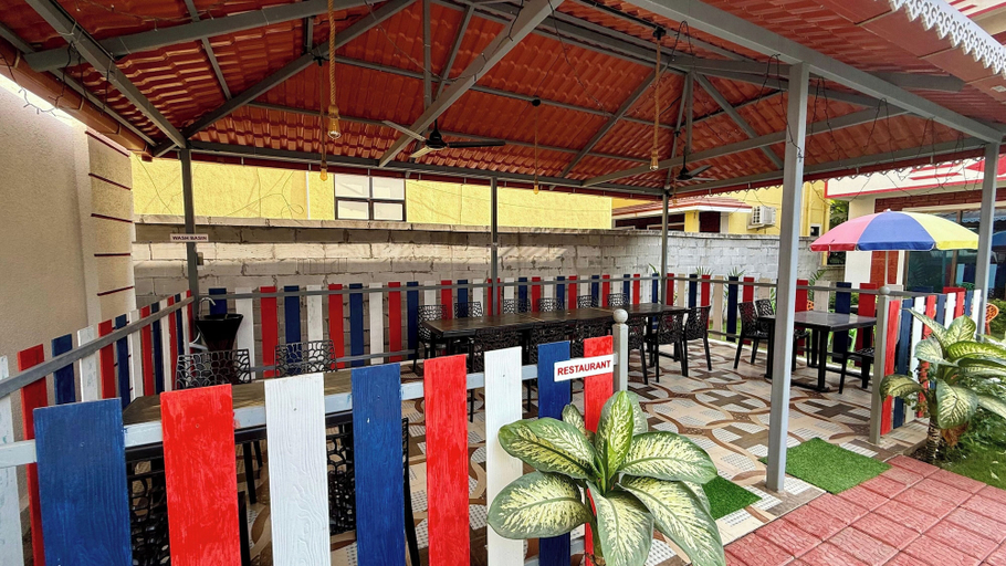 Outdoor dining, Coral Cove Resort, Raigarh