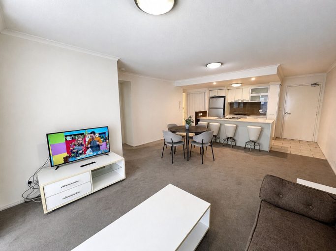 Living area, River Glimpse 2BR Walk to CBD & Parking, Brisbane
