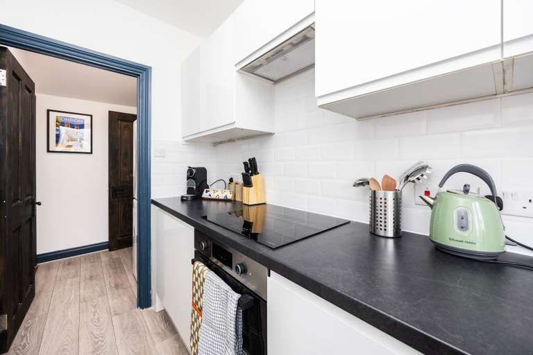 Room 4, Spacious 2BR Maisonette 2 Baths Huge Lounge, London