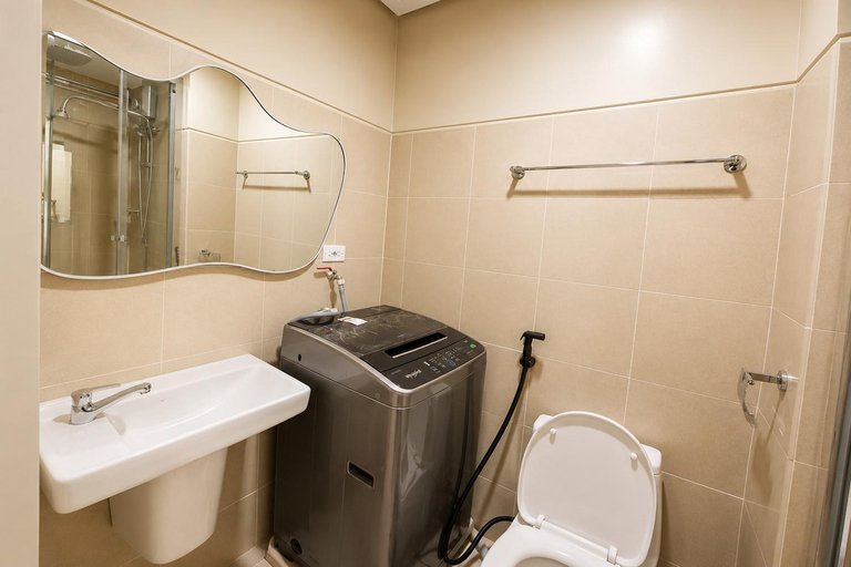 Bathroom 5, SMDC FAME Apartment near Greenfield District, Mandaluyong