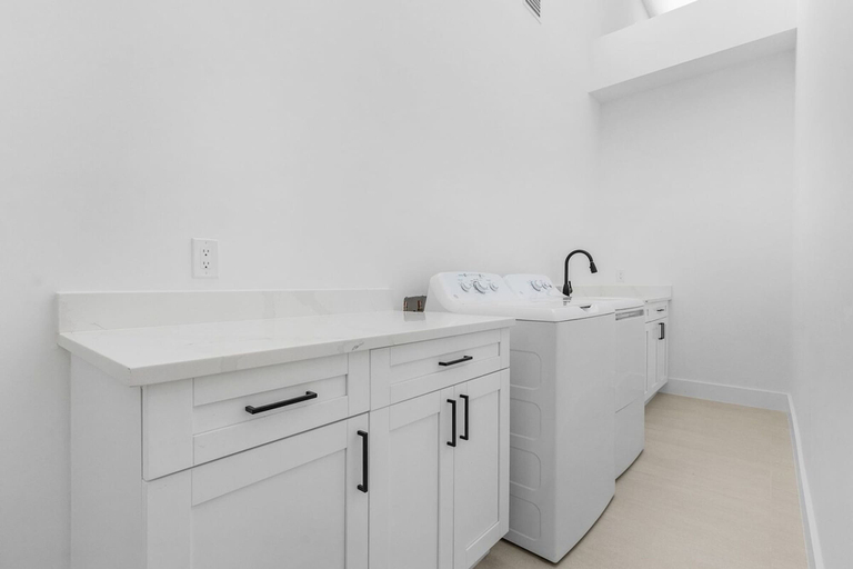Room 2, Modern Naples Beach Home Pool Hot Tub 2 Master Suites, Collier