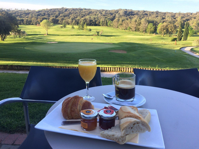 Food & Drinks, Golf Ra Sidence De Na Mes Vacquerolles, Gard