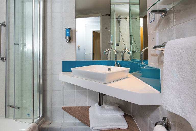 Bathroom 5, Holiday Inn Express LONDON - HAMMERSMITH by IHG, London