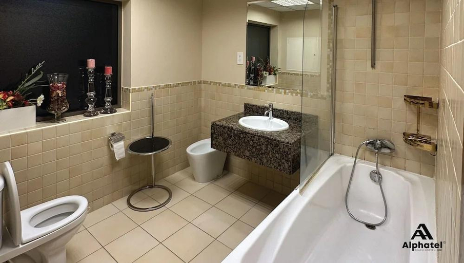 Bathroom 5, Alphatel Beach Hostel JBR, Dubai