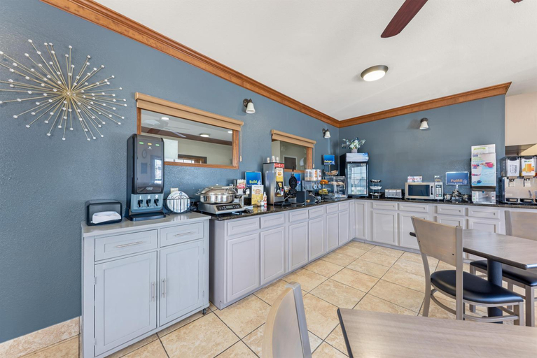 Food & Drinks 5, Best Western Regency Inn & Suites, Gonzales