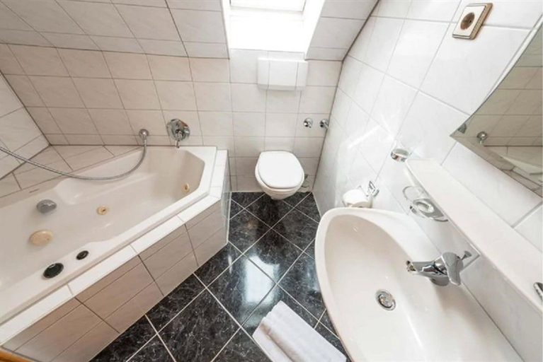 Bathroom 5, Hotel Jauch's Löwen, Breisgau-Hochschwarzwald