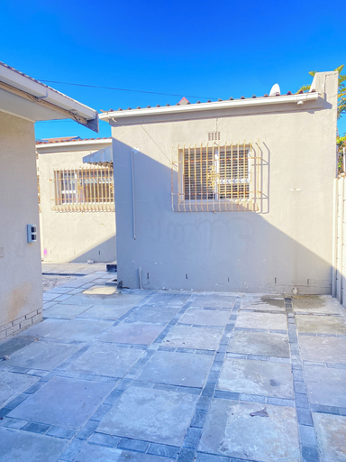 Property grounds 2, Accessible 1-Bedroom Apartment in Cape Town with Jacuzzi, City of Cape Town