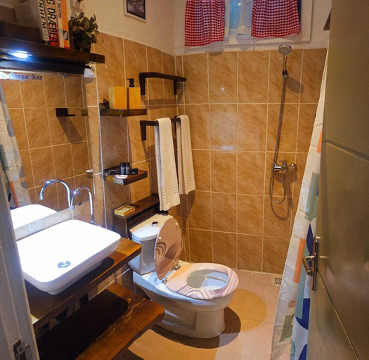 Bathroom 2, The Retreat, Mfoundi