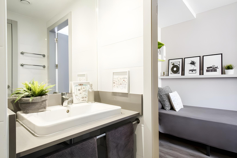 Bathroom 3, Residencia Universitaria Barcelona Diagonal, Barcelona