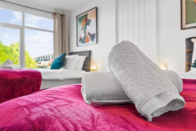 Room 4, 2 Bed House - Sleeps 4 - Parking - Wifi, Staffordshire