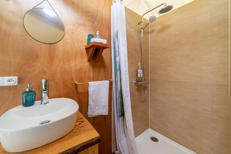 Bathroom 5, Tui's Nest Glamping, Indre