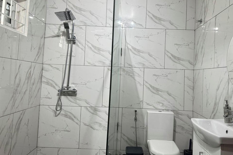 Bathroom, 1 Bed Apartment Sleeps 2 - Parking, Balcony, Wifi, Western Urban