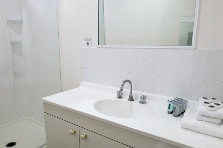 Bathroom 4, Park Avenue Hotel Motel, Rockhampton