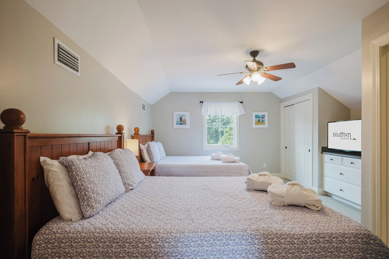 Room 5, Chandler Cottage, Charming Golf Cottage in Hampton Hall, Beaufort