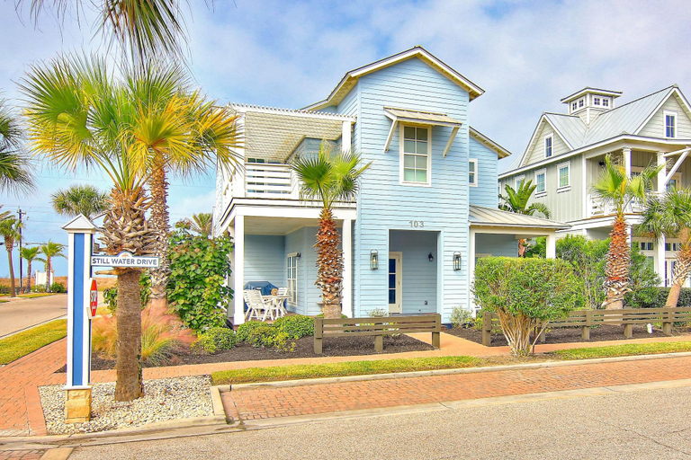 Exterior & Views
