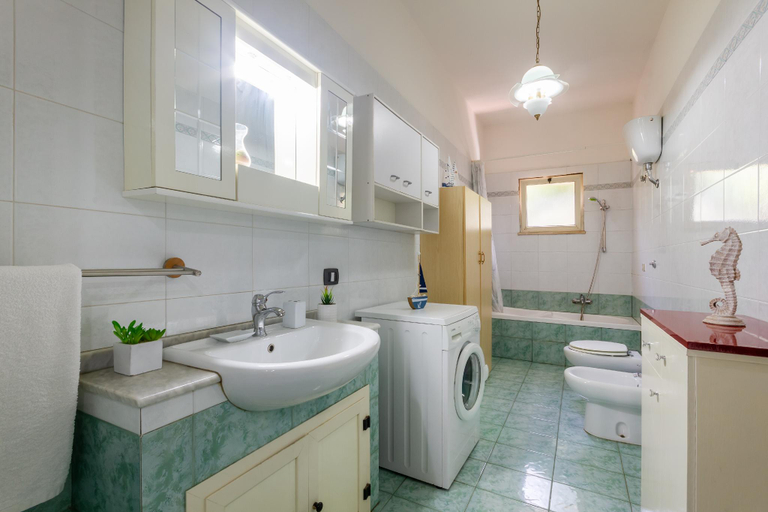 Bathroom 3, Air-conditioned Villa 300 Meters From Porto Cesareo Beach With Parking, Lecce