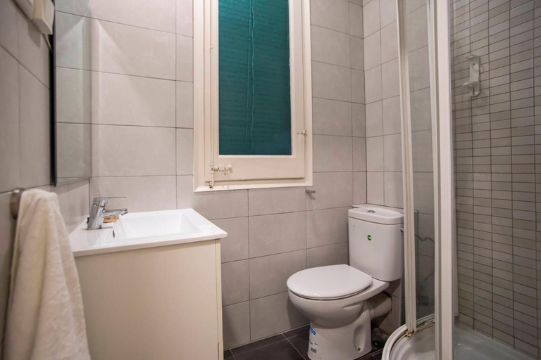 Bathroom 3, 23par1007 Enjoyable 3 bedroom apartment, Barcelona