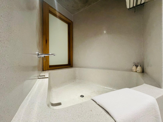 Bathroom 3, Amarilla Le Dai Hanh, Hai Bà Trưng