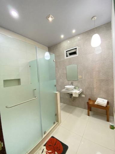 Bathroom, Cesar Mariscos, Tela