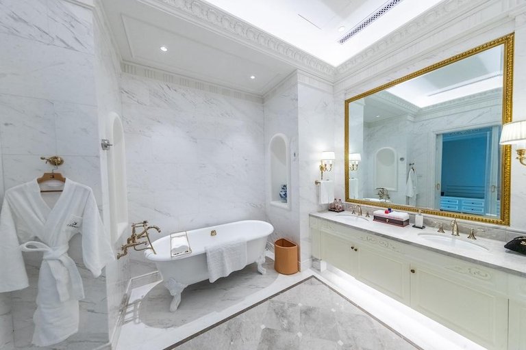 Bathroom 4, The Dragon Hotel at Taohuayuan, Hangzhou