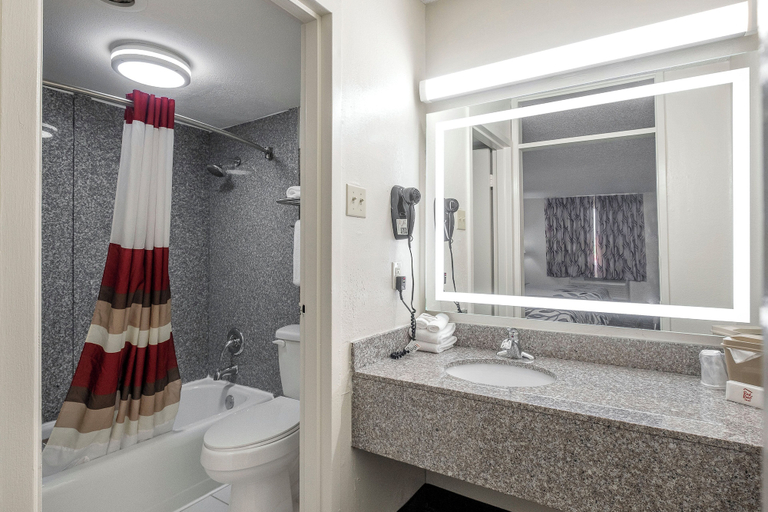 Bathroom 4, Red Roof Inn Murray, Calloway