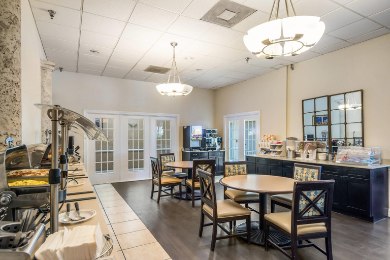 Food & Drinks 5, Clarion Inn & Suites Central Clearwater Beach, Pinellas
