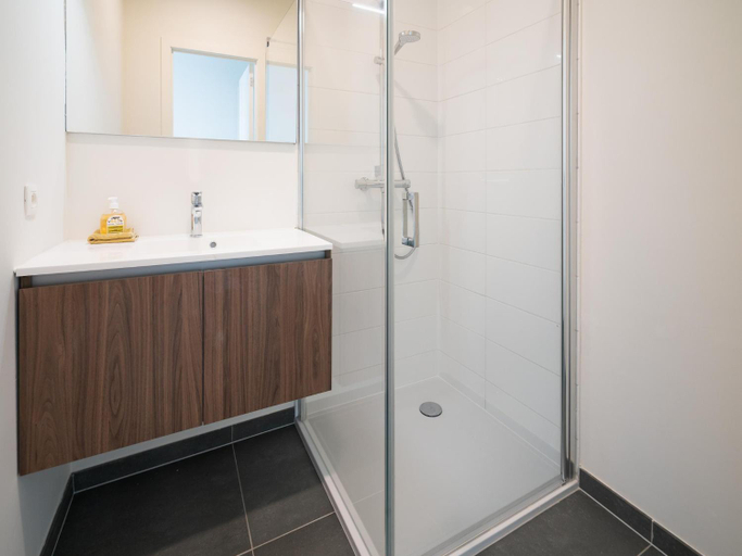Bathroom 2, Buzzing City Base for 10 with Terrace, Antwerpen