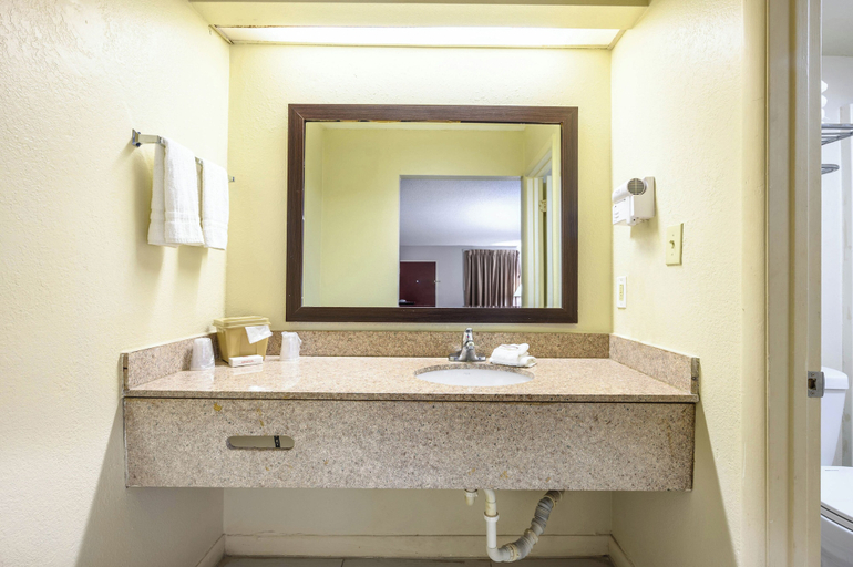 Bathroom 4, Red Roof Inn Sylacauga, Talladega