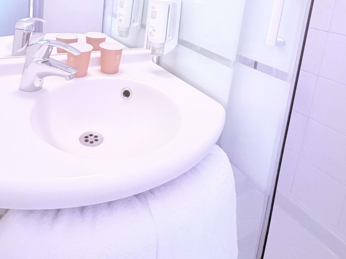 Bathroom 4, ibis budget Airport Marseille Provence, Bouches-du-Rhône