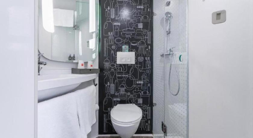Bathroom 3, ibis Chengdu East Railway Station Hotel, Chengdu
